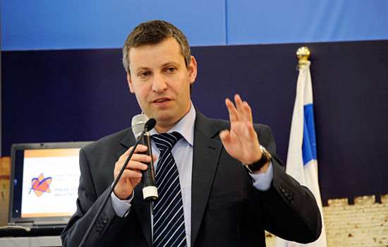 Der israelische Tourismus-Minister Stas Misezhnikov auf der ITB. (© Matthias Hinrichsen)