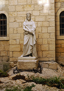 Jesus-Statue im Innenhof des Ecce Homo (© Matthias Hinrichsen).
