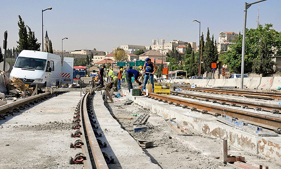 Die Fertigstellung scheint absehbar: Straßenbahn in Jerusalem. (© Matthias Hinrichsen)