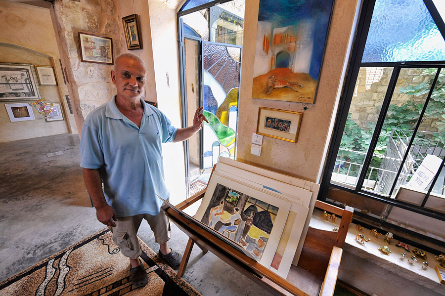 Boris Luchanski, einer der bekannten Künstler Israels, in seinem Atelier in Safed. (© Matthias Hinrichsen)