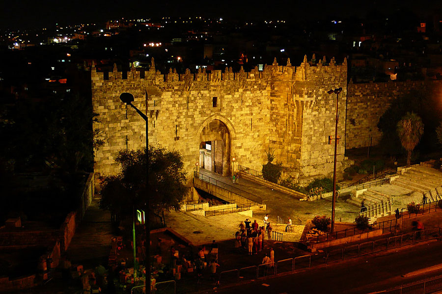 Das Damaskustor ist während des Fastenmonats Ramadan in den Abendstunden beleuchtet.