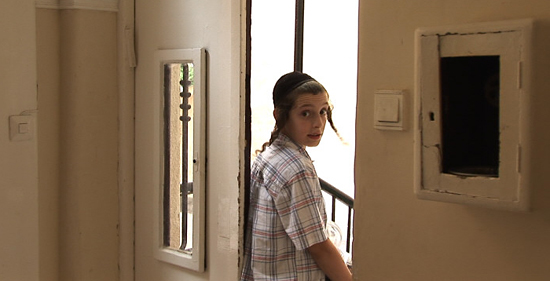 Der 12-jährige Chaim Paskez aus Budapest, ein moderner und lebensfroher Junge, hat sich entschieden, sein Leben dem Studium und der Ausübung seiner Religion zu widmen. (Foto: ZDF und Alexander Gheorghiu; Boekamp und Freunde )