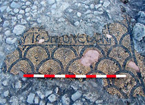 Bodeninschrift mit Tempelhinweis. (IAA)