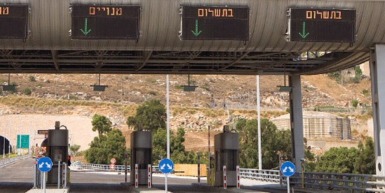 Eines der Einfahrtsportale zum längsten Tunnel Israels. (© Carmelton)