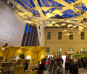 Chanukka-Markt im Glashof des Jüdischen Museums Berlin (© Jüdisches Museum Berlin, Foto: Svea Pietschmann)