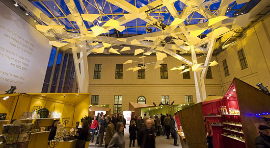 Chanukka-Markt im Glashof des Jüdischen Museums Berlin (© Jüdisches Museum Berlin, Foto: Svea Pietschmann)