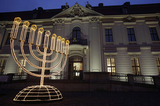 Der Chanukka-Leuchter vor dem Jüdischen Museum Berlin (© Jüdisches Museum Berlin, Foto: Ernst Fesseler)