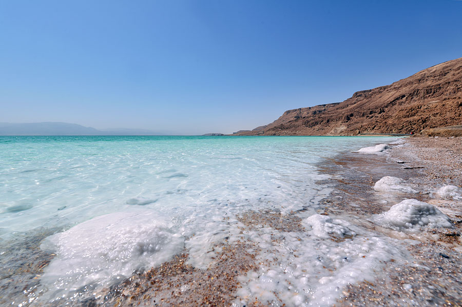 Totes Meer - das bedeutet eine sehr dicke Salzschicht auf dem Boden. (© Matthias Hinrichsen)