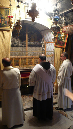 Religiöses Ritual vor der Geburtsstelle Jesu in der Geburtsgrotte Bethlehem. (Foto: Matthias Hinrichsen)