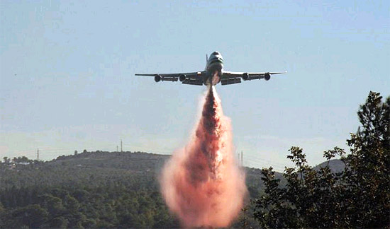 In letzter Minute: Der Evergreen Supertanker im Einsatz in Israel. (Foto: Shachar Laudon)