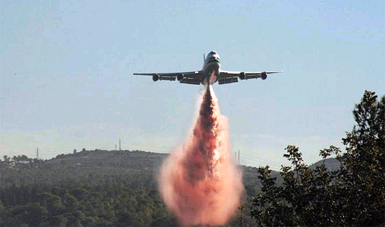 Bei den Waldbränden wurde das weltweit größte Löschflugzeug, der Evergreen Supertanker, angefordert. (Foto: Shachar Laudon)