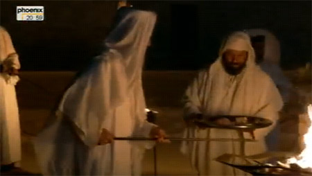 Priester des Tempels während des Opferrituals. (Filmaausschnitt)