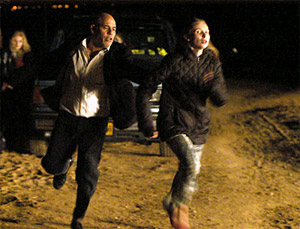 Jana (Evelyne Kaplun) und Franco (Uri Gavriel) versuchen, nach dem illegalen Überqueren der israelischen Grenze zu fliehen. (Foto: Arte)