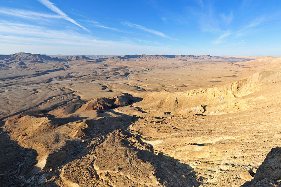 Der Ramon-Krater ist der größte Erosionskrater der Welt und liegt mitten im Negev. (© Matthias Hinrichsen)