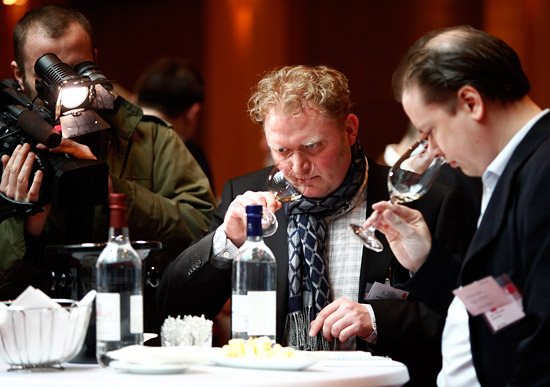 Professionelle Weinprobe auf der ProWein in Düsseldorf - auch mit israelischen Weinen. (Foto: Rene Tillmann / Messe Duesseldorf)