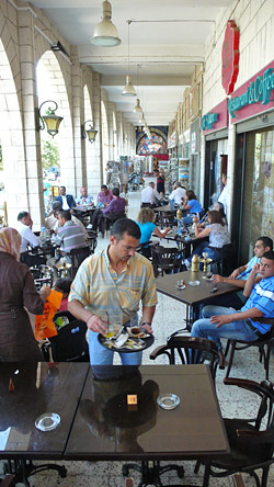 Kurze Pause beim Tee in Bethlehem. (Foto: Matthias Hinrichsen)