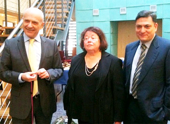 Dvora Ben David mit Botschafter Ben-Zeev (links) und Ran Yaakoby. (Foto: BSI)