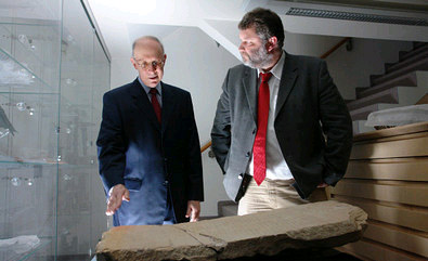 Dr. David Jeselsohn und Prof. Jürgen Zangenberg an der Steintafel. (Foto: ZDF)