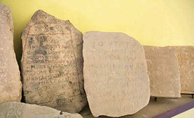 Die Grabsteine von Kwar es Safi sind teilweise mit Tinte beschrieben. (Foto: ZDF)