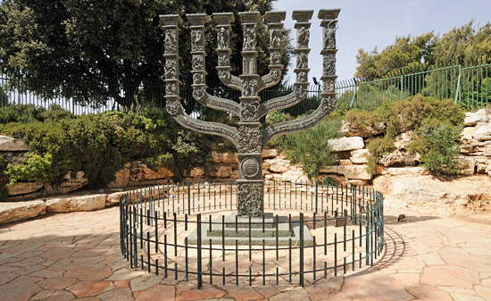 Menorah gegenüber dem israelischen Amtssitz, der Knesset, in Jerusalem. (Foto: Matthias Hinrichsen)