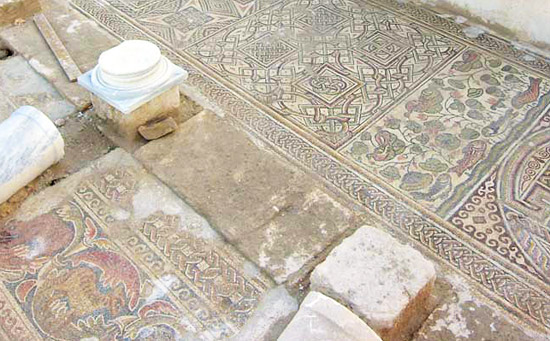 Hirbet Madras: Dekorativer Mosaikboden.