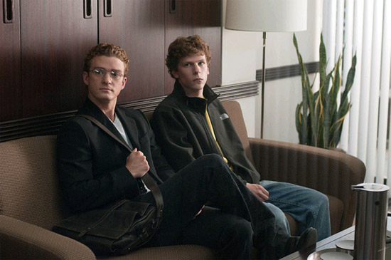 Die beiden Computer-Genies Sean Parker (Justin Timberlake, links) und Mark Zuckerberg (Jesse Eisenberg, rechts) © 2010 Sony Pictures Releasing GmbH 