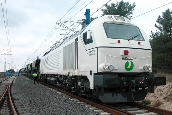 Die schwere Güterzuglokomotive Vossloh EURO 4000 wird zuerst ausgeliefert und wird anfangs im Personenverkehr eingesetzt. (Foto: Vossloh)