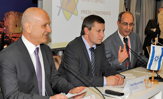 Die Pressekonferenz am israelischen Stand mit dem israelischen Botschafter in Deutschland Yoram Ben-Zeev, dem israelischen Tourismusminister Stas Misezhnikov und Ami Tzubery, Direktor des Staatlichen Israelischen Verkehrsbüros in Berlin. (Foto: IM)