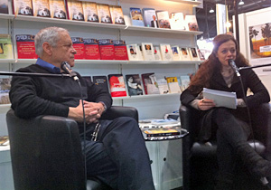 Literat Ram Oren im Gespräch mit der Moderatorin Shelly Kupferberg . (Foto: Botschaft des Staates Israel)