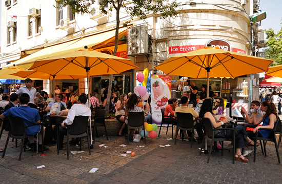 Touristen auf der Ben Yehuda Street in Jerusalem. (Foto: Matthias Hinrichsen)