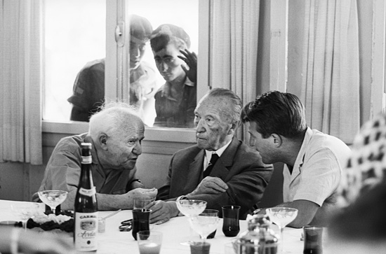 Treffen zwischen David Ben-Gurion und Konrad Adenauer, Speisesaal des Kibbuz Sde Boker, 1966 (BAM1966 © Micha Bar-Am/ Magnum Photos)