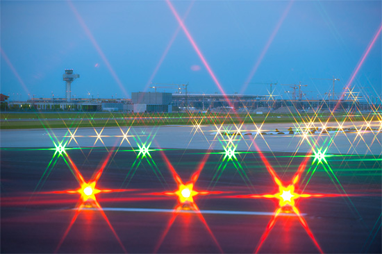 Großer Meilenstein für den neuen Flughafen Berlin Brandenburg International BBI: Heute absolvierten die Berliner Flughäfen erfolgreich die abschließenden Beleuchtungstests auf der künftigen Start- und Landebahn Süd. (Foto: Günter Wicker / Berliner Flughäfen)