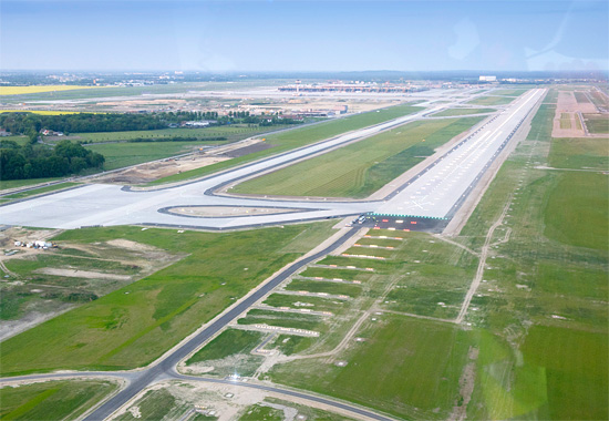 Aus der Vogelperspektive werden die gewaltigen Dimensionen der neuen Start- und Landebahn etwas anschaulicher. (Foto: Günter Wicker / Berliner Flughäfen)