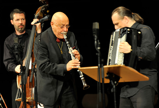 Giora Feidman bei seinem Auftritt in Bremen 2011. (© Matthias Hinrichsen)