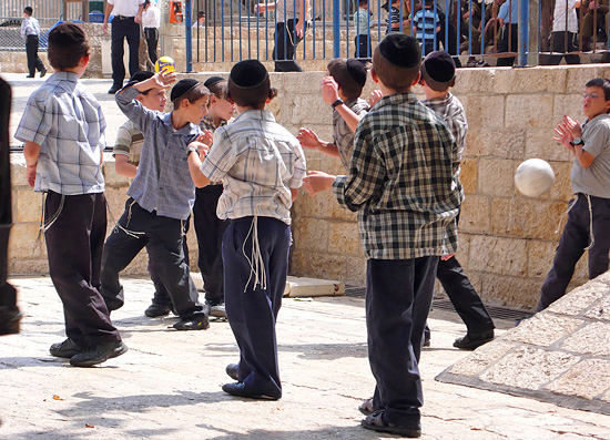 Die Kinder im jüdischen Teil der Jerusalemer Altstadt spielen voller Ungezwungenheit. (Foto: Matthias Hinrichsen)