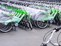 Die ersten 300 Verleihfahrräder kurz vor der Verladung in den Pantherwerken. (Foto: Pantherwerke AG)