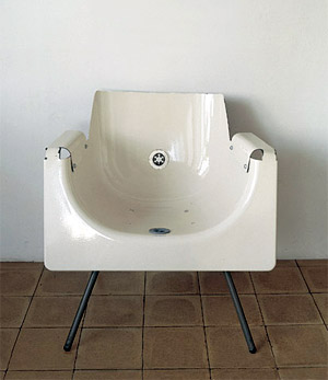 Der Badewannenstuhl - ein Kunstwerk mit praktischen Vorzügen. (© Reddish Design)
