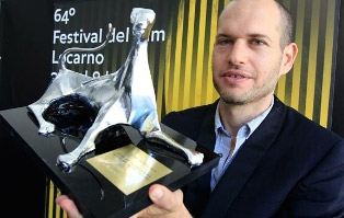 Nadav Lapid mit seinem Spezialpreis. (© Filmfestival Locarno)