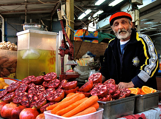 So stellen sich Gourmets das Paradies vor: Alles was frisch ist und gesund, farbenfroh sowieso, findet man auf den orientalischen Märkten so wie hier in Jerusalem; dargeboten von echten Typen, die auch dem scheinbar allwissenden Gourmet noch so manches Geheimnis anvertrauen können. (© ZDF und BR/Lubliner)