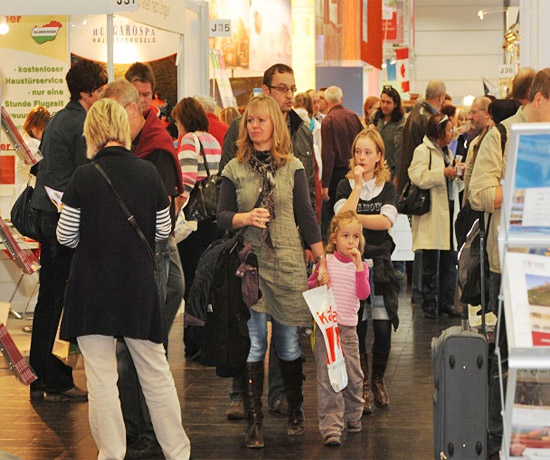 Die Reiselust der Sachsen ist ungebrochen, an allen Tagen herrschte in den Hallen der letztjährigen Messe in Leizig reger Trubel. (© Touristik Caravaning Leipzig)