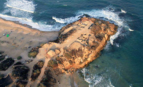 Die Landzunge mit der Meeresfestung und den deutlich erkennbaren Grabungsbereichen. (Foto: Skyview, © Yavneh-Yam Archaeological Project)