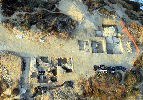 Rechts sind Überreste eines Turms und einiger Wände sichtbar, links das Bad mit Fragmenten der Säulen und der hypokaustische Heizung. (Foto: Skyview, © Yavneh-Yam Archaeological Project)