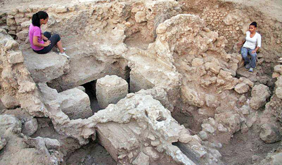 Das Caldarium (warmer Wasser- und Luftraum) des Bads. Die Säulen vom oberen Boden und die Badekübel sind sichtbar. (Foto: Pasha Shrago, © Yavneh-Yam Archaeological Project)