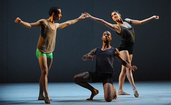 Tanzkultur in Vollendung zeigt die Batsheva Dance Company in Hamburg. (© Gadi Dagon) 