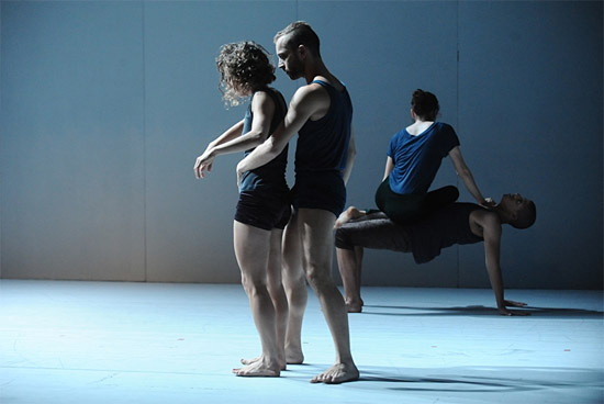 Die Batsheva Dance Company gastiert mit ihrer neuen Performance „Field 21“ in Hamburg. (© Gadi Dagon)