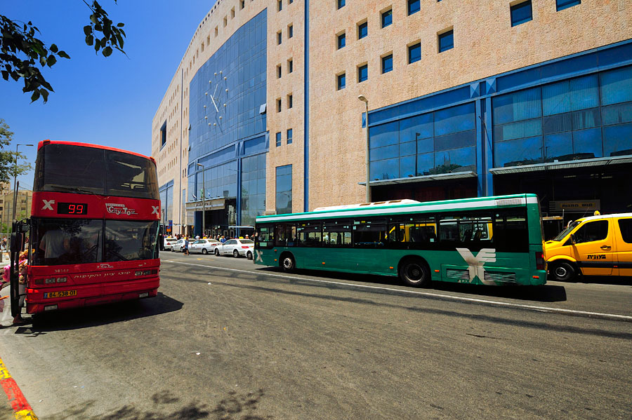 Der zentrale Busbahnhof in Jerusalem ist der Dreh- und Angelpunkt der Heiligen Stadt. (© Matthias Hinrichsen)Der zentrale Busbahnhof in Jerusalem ist der Dreh- und Angelpunkt der Heiligen Stadt