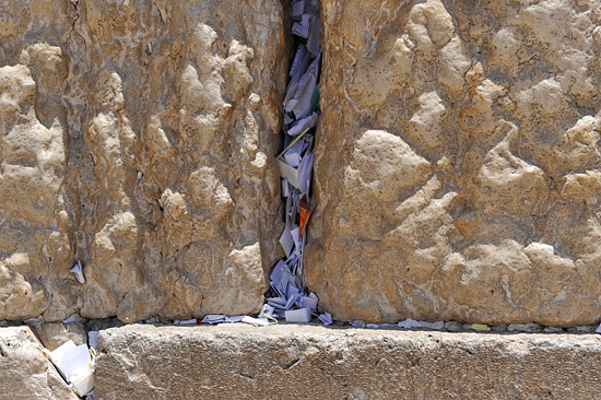 Tausende von Zetteln stecken in den Ritzen der Klagemauer in Jerusalem. (© Matthias Hinrichsen)
