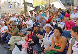 Tausende Zuschauer säumen die Straßen und applaudieren Gruppen und Einzelteilnehmern. (© Stadtverwaltung Jerusalem)
