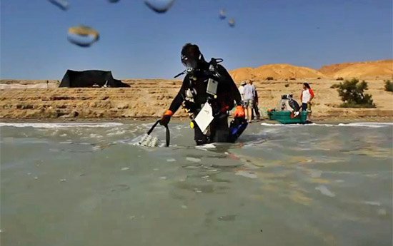 Beginn des Tauchgangs zum Leben im Toten Meer in Israel. (© Max-Planck-Institut für Marine Mikrobiologie)