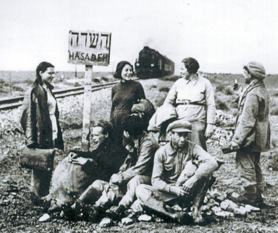 Einige der Haltepunkte bestanden lediglich aus einem hölzernen Stationsschild. 1937 wurde dem in HaSadeh bei Bet Shean eingerichteten Haltepunkt die Ehre zuteil, mit einer Wellblechhütte zum Unterstellen versehen zu werden. Das Foto zeigt einen 1938 in HaSadeh einfahren Zug. Trotz all ihrer Unvollkommenheit war die Talbahn eine unverzichtbare Lebensader für die Siedler entlang der Strecke. (© Jewish Agency / Hentrich & Hentrich)